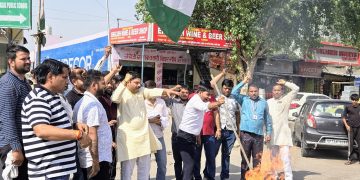 पाकिस्तान व आतंकवाद का पुतला फूंक कर करप्शन फ्री इंडिया ने किया विरोध