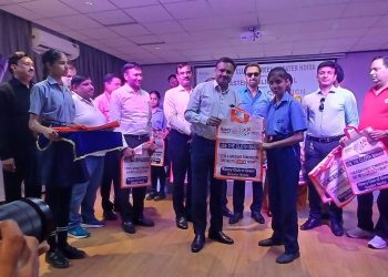 रोटरी क्लब ऑफ़ ग्रीन ग्रेटर नोएडा ने कपड़े के बैग्स का वितरण कर जागरूकता अभियान की शुरुआत की