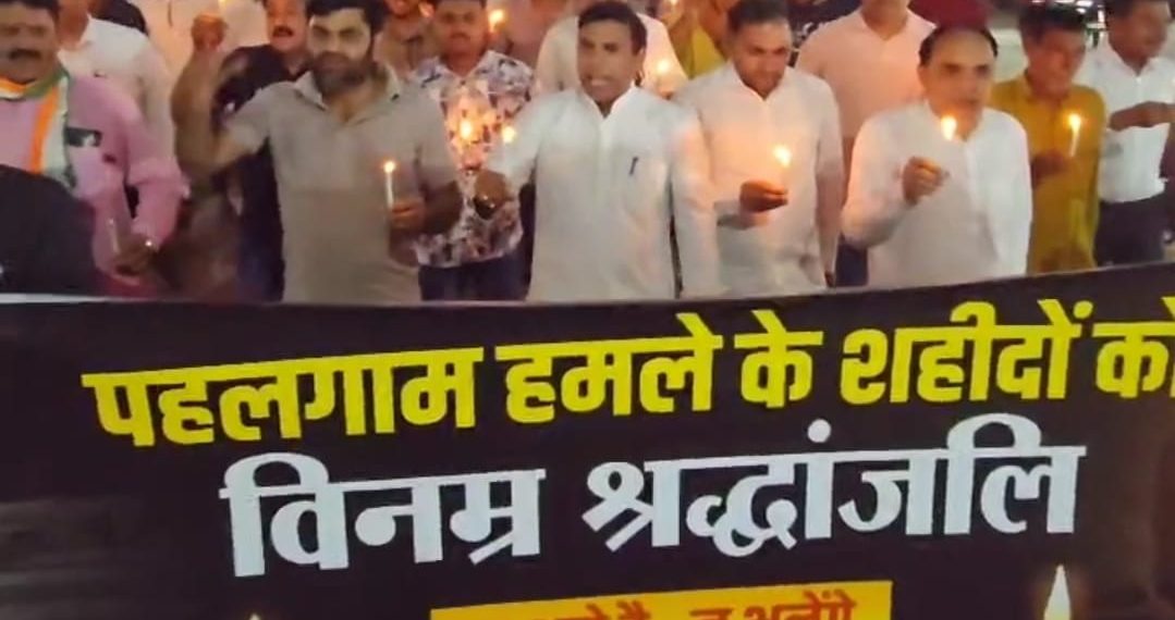 गौतम बुद्ध नगर जिला कांग्रेस कमेटी ने पहलगाम के शहीदों को दी श्रद्धांजलि, निकाला कैंडल मार्च