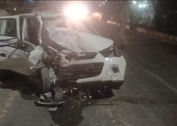 ग्रेटर नोएडा के यमुना एक्सप्रेस पर भीषण सड़क हादसा, 3 लोग घायल