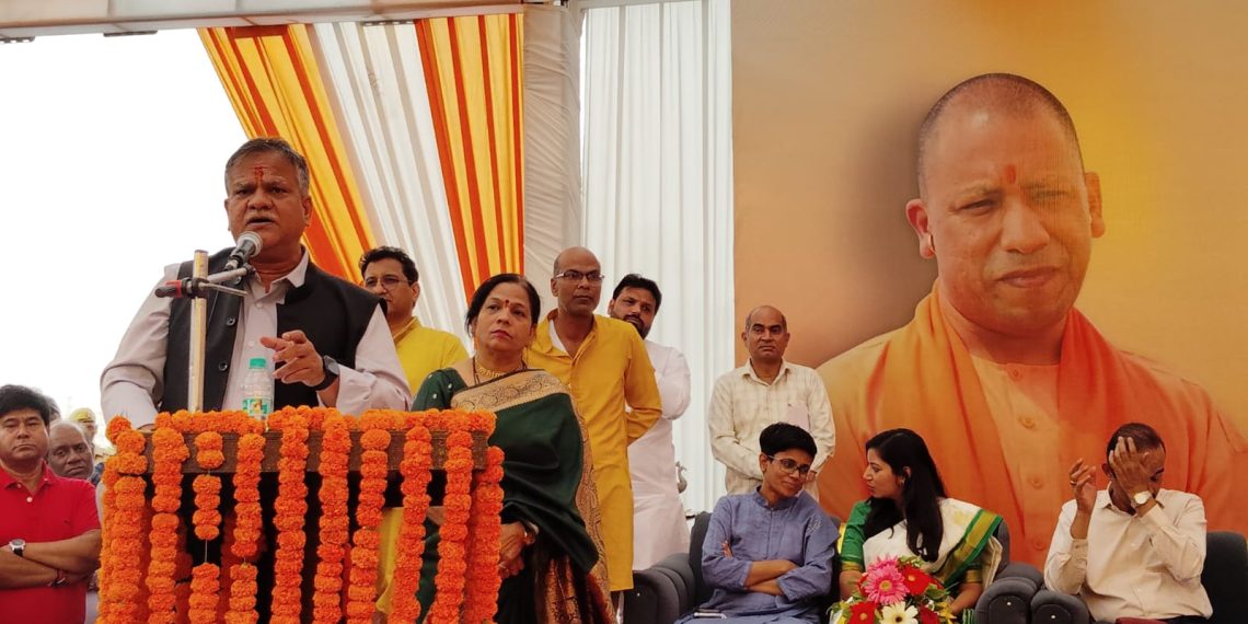 ग्रेटर नोएडा में 36 फ्लैट खरीदारों को मिला मालिकाना हक, विधायक और मुख्य सचिव ने खरीदारों को सौंपी चाबी