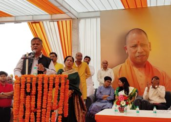 ग्रेटर नोएडा में 36 फ्लैट खरीदारों को मिला मालिकाना हक, विधायक और मुख्य सचिव ने खरीदारों को सौंपी चाबी