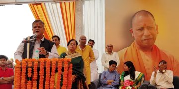 ग्रेटर नोएडा में 36 फ्लैट खरीदारों को मिला मालिकाना हक, विधायक और मुख्य सचिव ने खरीदारों को सौंपी चाबी