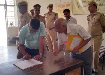 जिला मजिस्ट्रेट/जिला निर्वाचन अधिकारी मनीष कुमार वर्मा ने ईवीएम/वीवी पैट वेयर हाउस का किया मासिक निरिक्षण