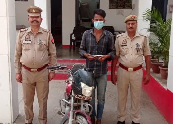 थाना बीटा 2 पुलिस ने डकैती गैंग के वांछित आरोपी को किया गिरफ्तार, चोरी की मोटरसाइकिल और अवैध चाकू बरामद