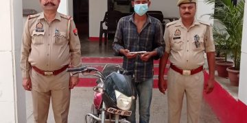 थाना बीटा 2 पुलिस ने डकैती गैंग के वांछित आरोपी को किया गिरफ्तार, चोरी की मोटरसाइकिल और अवैध चाकू बरामद