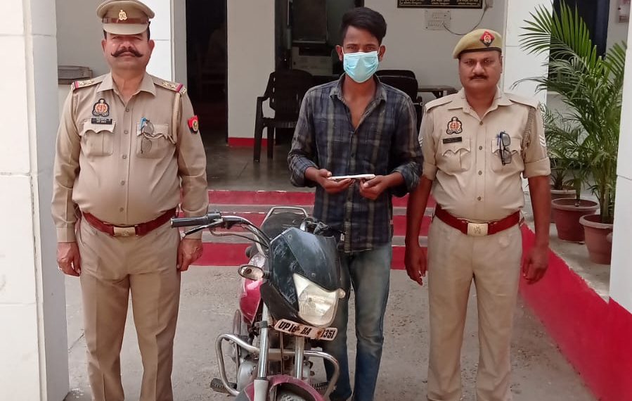 थाना बीटा 2 पुलिस ने डकैती गैंग के वांछित आरोपी को किया गिरफ्तार, चोरी की मोटरसाइकिल और अवैध चाकू बरामद