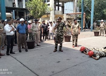 स्कूल और कॉलेज में मॉकड्रिल के माध्यम से हवाई हमले से बचने हेतु लोगों को किया गया जागरूक