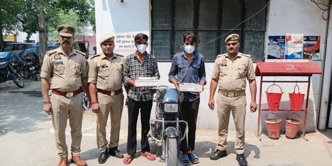 थाना फेस-2 पुलिस ने 2 शातिर चोरों को किया गिरफ्तार, चोरी के फोन व अवैध हथियार बरामद