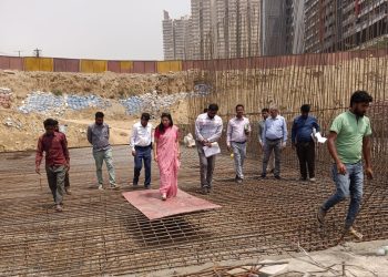 ग्रेटर नोएडा प्राधिकरण की एसीईओ ने चारमूर्ति चौक और शाहबेरी रोड का लिया जायजा, निर्माण तेज करने के निर्देश