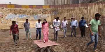 ग्रेटर नोएडा प्राधिकरण की एसीईओ ने चारमूर्ति चौक और शाहबेरी रोड का लिया जायजा, निर्माण तेज करने के निर्देश
