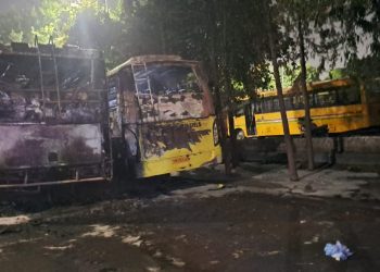 खड़ी बसों में लगी आग, एक व्यक्ति की जलकर मौत