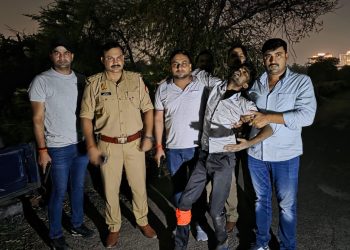 नोएडा की थाना फेस-1 पुलिस और एक बदमाश के बीच हुई मुठभेड़, बदमाश गोली लगने से घायल,  चोरी का माल बरामद