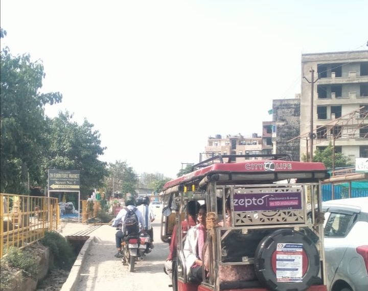 ग्रेटर नोएडा वेस्ट में शाहबेरी के सड़क चौड़ीकरण का कार्य पूरा, वाहनों की आवाजाही शुरू