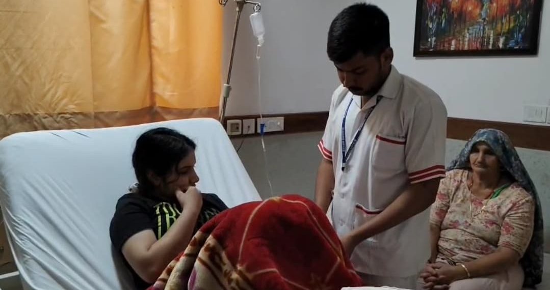 मोमोज खाने के बाद परिवार के चार लोगों की तबीयत बिगड़ी, अस्पताल में भर्ती