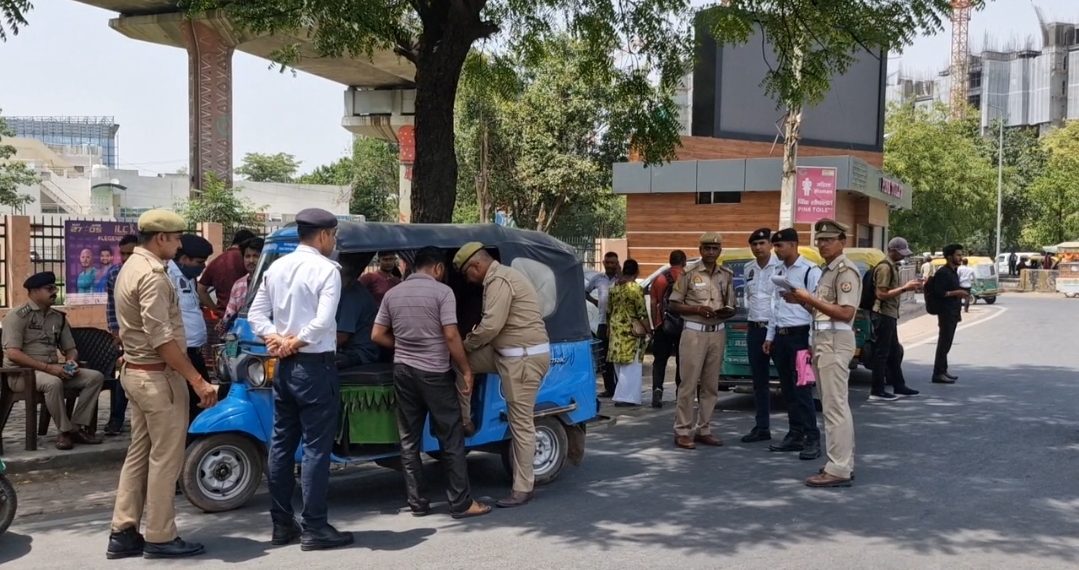 ग्रेटर नोएडा में ट्रैफिक पुलिस ने चलाया चैकिंग अभियान, 100 से ज़्यादा ऑटो सीज