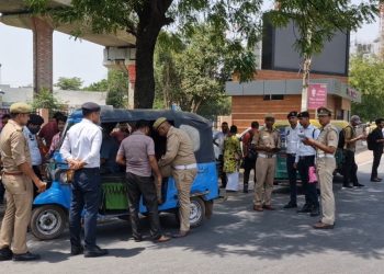 ग्रेटर नोएडा में ट्रैफिक पुलिस ने चलाया चैकिंग अभियान, 100 से ज़्यादा ऑटो सीज