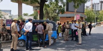 ग्रेटर नोएडा में ट्रैफिक पुलिस ने चलाया चैकिंग अभियान, 100 से ज़्यादा ऑटो सीज