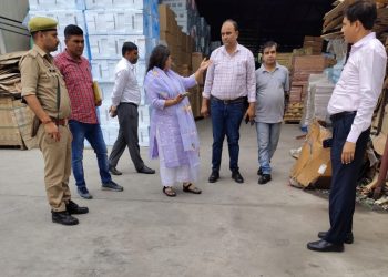 ग्रेटर नोएडा प्राधिकरण की ओएसडी गुंजा सिंह ने इकोटेक थ्री में मलबा मिलने पर कान्ट्रेक्टर पर 25 हजार रुपये का जुर्माना