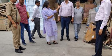 ग्रेटर नोएडा प्राधिकरण की ओएसडी गुंजा सिंह ने इकोटेक थ्री में मलबा मिलने पर कान्ट्रेक्टर पर 25 हजार रुपये का जुर्माना