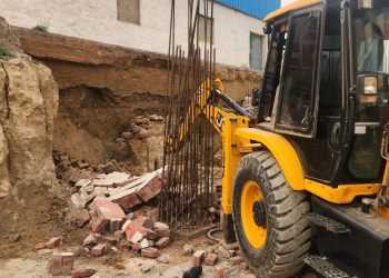 निर्माणाधीन बेसमेंट की दीवार गिरने से तीन की मौत, दो घायल