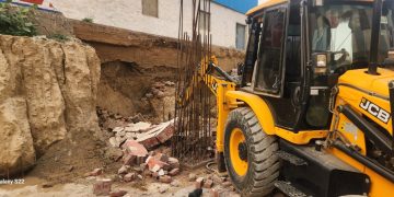 निर्माणाधीन बेसमेंट की दीवार गिरने से तीन की मौत, दो घायल