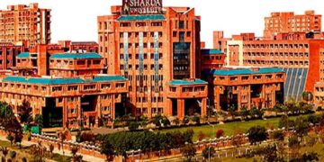 शारदा विश्वविद्यालय में गुजरात में विमान हादसे में मारे गए लोगों की आत्मा की शांति के लिए शोकसभा का आयोजन