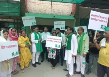 किसानों का अश्लीलता के खिलाफ प्रदर्शन, गृहमंत्री को सौंपा ज्ञापन