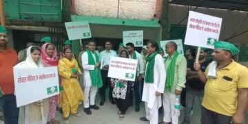 किसानों का अश्लीलता के खिलाफ प्रदर्शन, गृहमंत्री को सौंपा ज्ञापन