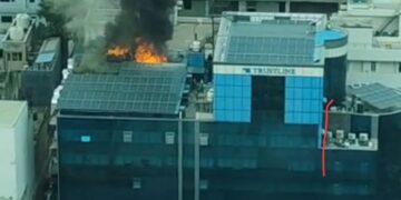 नोएडा के सेक्टर 3 की बिल्डिंग में लगी भीषण आग, मची अफरातफरी, कोई जनहानि नहीं