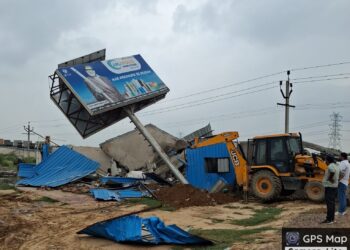 चिटेहरा में अतिक्रमण पर चला ग्रेनो प्राधिकरण का बुल्डोजर