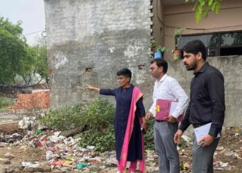 ग्रेटर नोएडा प्राधिकरण की एसीईओ ने बिरौंडी गांव का किया औचक निरीक्षण, गंदगी मिलने पर 2 लाख का जुर्माना