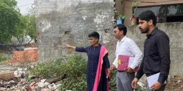 ग्रेटर नोएडा प्राधिकरण की एसीईओ ने बिरौंडी गांव का किया औचक निरीक्षण, गंदगी मिलने पर 2 लाख का जुर्माना