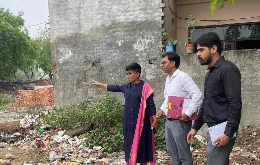 ग्रेटर नोएडा प्राधिकरण की एसीईओ ने बिरौंडी गांव का किया औचक निरीक्षण, गंदगी मिलने पर 2 लाख का जुर्माना