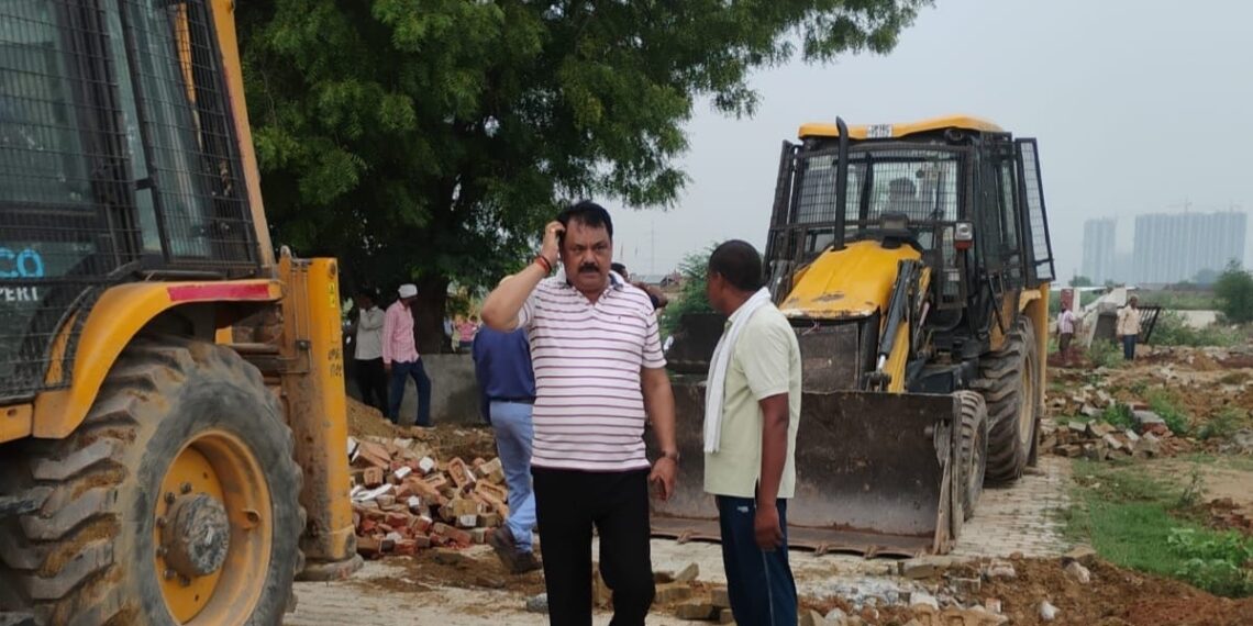 भनौता में अवैध निर्माण पर ग्रेटर नोएडा प्राधिकरण ने चलाया बुल्डोजर