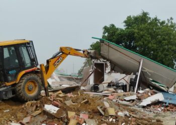 भनौता में अवैध निर्माण पर ग्रेटर नोएडा प्राधिकरण ने चलाया बुल्डोजर , 40 हजार वर्ग मीटर जमीन को अतिक्रमण से मुक्त कराया