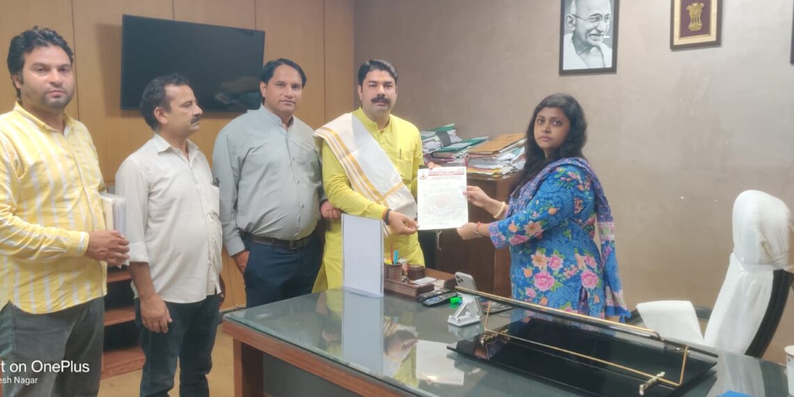 ग्रेनो के गांव समस्याओं से जूझ रहे, समाधान नहीं हुआ तो करप्शन फ्री इंडिया संगठन करेगा आंदोलन, दिया ज्ञापन