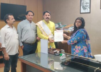 ग्रेनो के गांव समस्याओं से जूझ रहे, समाधान नहीं हुआ तो करप्शन फ्री इंडिया संगठन करेगा आंदोलन, दिया ज्ञापन