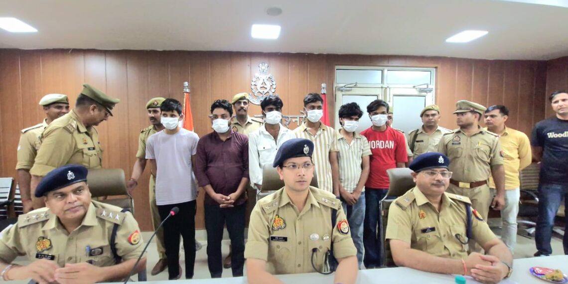 सुरजपुर थाना पुलिस ने समलैंगिक एप के माध्यम से लूटपाट करने वाले गिरोह के 6 सदस्य किए गिरफ्तार