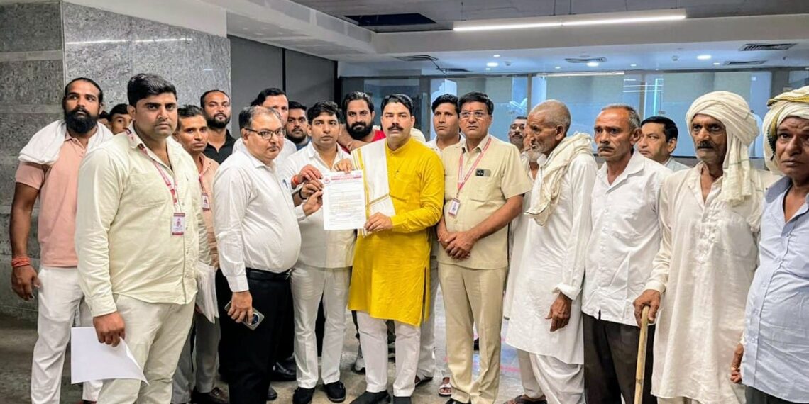 ग्रेटर नोएडा प्राधिकरण पर गांवों की अनदेखी के विरोध में करप्शन फ्री इंडिया का हल्ला बोल प्रदर्शन