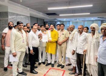 ग्रेटर नोएडा प्राधिकरण पर गांवों की अनदेखी के विरोध में करप्शन फ्री इंडिया का हल्ला बोल प्रदर्शन