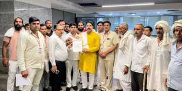 ग्रेटर नोएडा प्राधिकरण पर गांवों की अनदेखी के विरोध में करप्शन फ्री इंडिया का हल्ला बोल प्रदर्शन