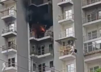 ग्रेटर नोएडा वेस्ट में एसी फटने से लगी फ्लैट में भीष्ण आग, दमकल विभाग की गाड़ियों ने आग पर पाया काबू