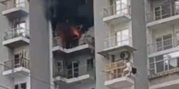 ग्रेटर नोएडा वेस्ट में एसी फटने से लगी फ्लैट में भीष्ण आग, दमकल विभाग की गाड़ियों ने आग पर पाया काबू