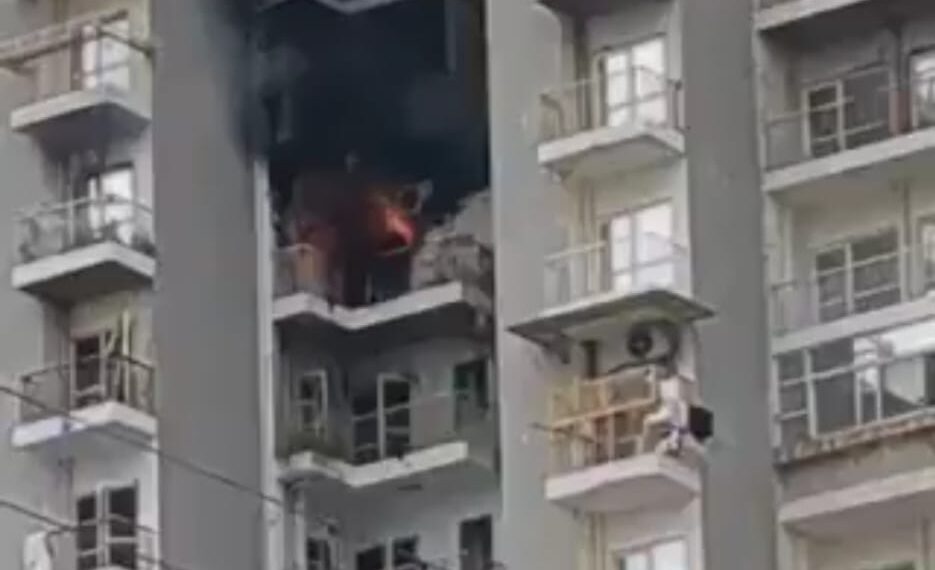 ग्रेटर नोएडा वेस्ट में एसी फटने से लगी फ्लैट में भीष्ण आग, दमकल विभाग की गाड़ियों ने आग पर पाया काबू