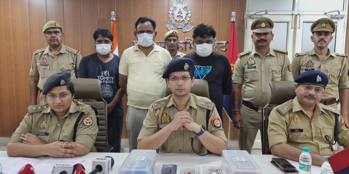 बिसरख थाना पुलिस ने तीन शातिर ठग किए गिरफ्तार, 3 लग्जरी कार और करीब 5 लाख रुपये बरामद
