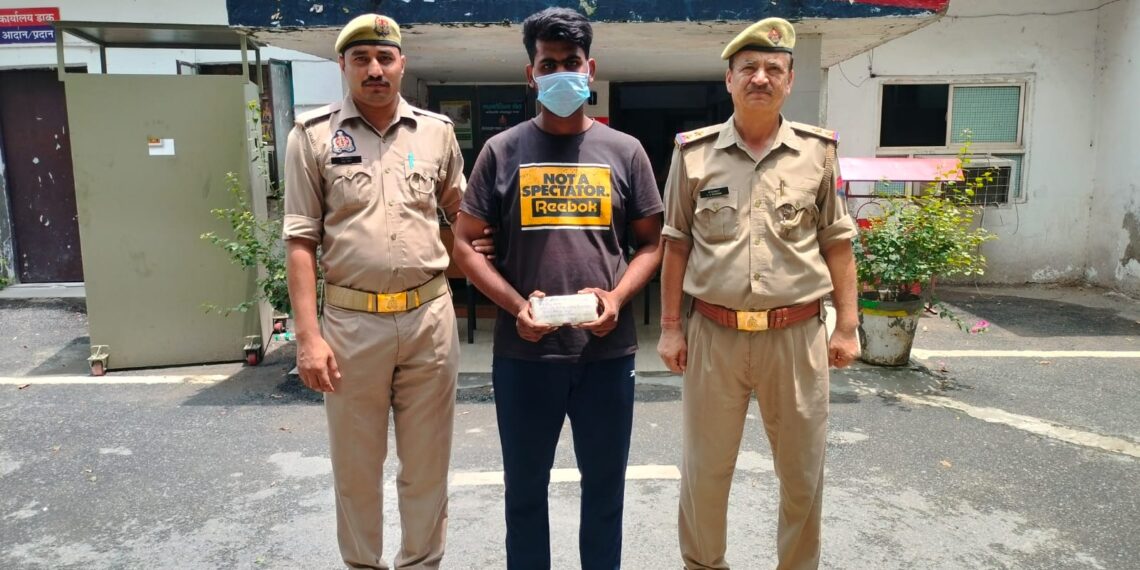 नोएडा के डीएलएफ मॉल में चोरी करने वाला स्टोर बॉय गिरफ्तार, ₹1.57 लाख नकद बरामद