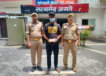 नोएडा के डीएलएफ मॉल में चोरी करने वाला स्टोर बॉय गिरफ्तार, ₹1.57 लाख नकद बरामद