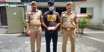 नोएडा के डीएलएफ मॉल में चोरी करने वाला स्टोर बॉय गिरफ्तार, ₹1.57 लाख नकद बरामद