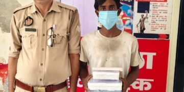नोएडा में मोबाइल फोन स्नैचर गिरफ्तार, 6 फोन और अवैध चाकू बरामद